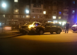 В Таганроге произошло ДТП: «Мазда» ударив «Рено», протаранила забор