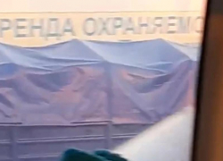 Кому проблема, а кому нажива: на заправке Таганрога заметили прицепы с бочками