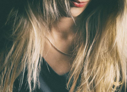 Цепочку за 25 тысяч рублей сорвали у таганроженки в подъезде