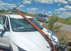 Железный столб обвил машину: ДТП под Таганрогом - швырнуло поперёк дороги 