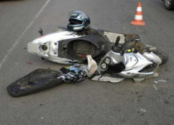 В Таганроге столкнулись скутер и легковой автомобиль