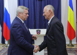 Жителю посёлка под Таганрогом губернатор вручил награду