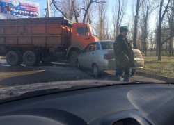 В Таганроге на скользкой дороге водитель грузовика спровоцировал ДТП