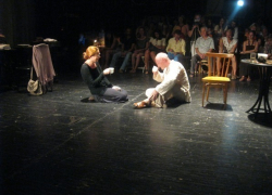 В Таганроге за один вечер зрители проделали «долгий актерский путь от входа до сцены»