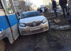 В Таганроге автомобиль ЧОП не поделил дорогу с трамваем