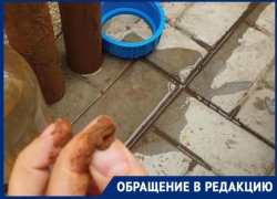 Из-за старых труб у таганрожцев течет вода с глиной