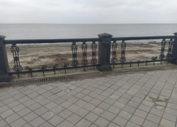 В Таганроге на Пушкинской набережной вандалы сломали чугунные заборы
