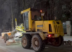 Коммунальные службы Таганрога в круглосуточном режиме чистят снег