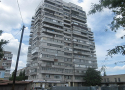  Из квартиры семнадцатиэтажного дома на Ломоносова упал человек в Таганроге