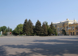 «Как в фильмах ужаса»: таганрожцы пожаловались на отсутствие освещения на Октябрьской площади