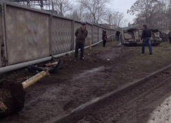 В Таганроге пьяный водитель на «ВАЗ-2110» врезался в столб и перевернулся