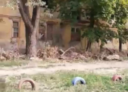 Жители улицы Б. Бульварной, в Таганроге, жалуются на запущенный и разбитый вид сквера