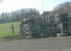 Под Таганрогом перевернулся грузовик при столкновении с легковушкой
