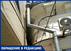 В Таганроге здание ТЦ может свалиться на детей, которые занимаются рядом