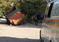 В Таганроге из-за коллектора под землю провалился мусоровоз