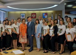 Сотрудников МФЦ Таганрога поздравили с профессиональным праздником