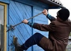 В Неклиновском районе 32-летний грабитель вломился к в дом к пенсионеру и отнял у него деньги