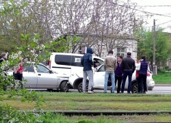 В Таганроге на улице Дзержинского «Ниссан» врезался в «десятку»