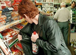 В Таганроге две девушки и парень грабили продуктовые магазины