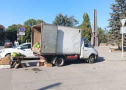 Арбузы возле Вечного огня в Таганроге: ГАИ предъявила торговцу целый список претензий