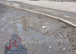 Таганрожцы выходят из маршрутки прямо в грязь на улице Ломоносова: некоторые падают