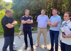 Центральную аллею рощи «Дубки» обновят