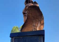 Памятник Анатолию Ломакину привлекает внимание жителей, но не чиновников