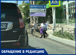 Через окопы приходится ходить жителям по ул.Чехова в Таганроге