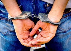 В Таганроге сотрудники полиции задержали подозреваемого в грабеже