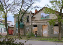 Бывшее старинное здание Дома пионеров превратили в трущобы и завалили мусором