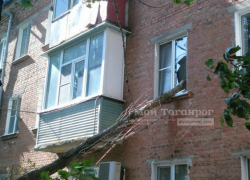 Огромный засохший тополь вонзился в окно техэтажного дома в Таганроге 