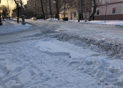 Снег идёт, а снегоуборочная техника стоит: городские службы Таганрога вновь показали некачественную работу