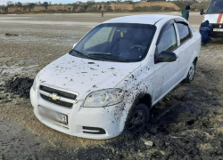 Решил покататься: автомобиль увяз в иле на побережье Таганрогского залива 