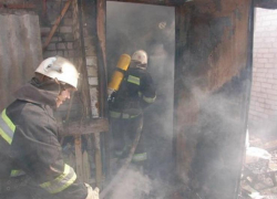 11 человек личного состава и три единицы техники тушили пожар в дачном товариществе Таганрога «Лагуна» 