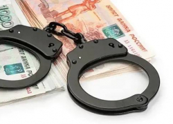 Борец с коррупцией и сотрудница суда попались на крупной взятке под Таганрогом