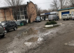 Морг Таганрога окружен ямами и оврагами - сити-менеджера просят обратить внимание