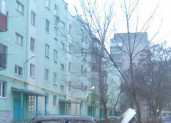  В Таганроге злоумышленники подожгли автомобиль стоящий на газоне