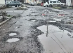 "По этой дороге мы голосовать ходили": таганрожцы просят засыпать ямы на улице Красноармейской