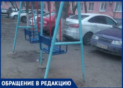 "Дети на площадке играть не могут, боясь поцарапать какую-либо машину", - таганроженка о стихийной парковке