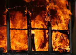 МЧС Таганрога спасли людей из загоревшегося частного дома