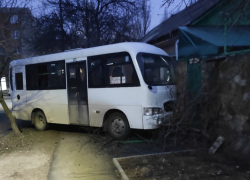 Мужчина на угнанной маршрутке врезался в дом в Таганроге