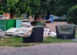 В Таганроге жильцов дома по Шаумяна  соседи завалили строительным мусором