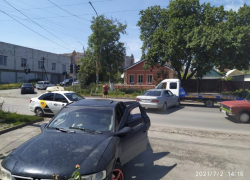  Неудачный разворот и «Мерседес» влетел в эвакуатор в Таганроге
