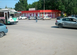  В Таганроге стокнулись Рено и троллейбус