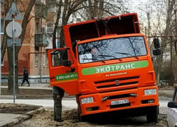 В Таганроге застряла в ямах машина «Экотранса»