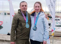 Потерял обе ноги на СВО и привез «серебро»: таганрожец Павел Шевцов стал призером турнира по парусному спорту