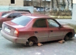 В Таганроге еще один автомобиль остался без колес