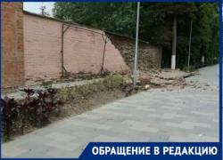 В Приморском парке Таганрога обрушилась стена, чудом не задев прохожих