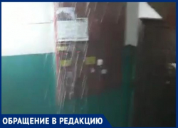 Проливной дождь идёт у таганрожцев не только за окном, но и в подъезде