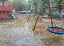 Таганрожцам рассказали, почему "тонет" детская площадка - вопросов стало еще больше 